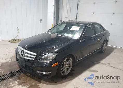 2013 Mercedes-Benz C 300 Sport 4Matic z USA, uszkodzony, nr VIN WDDGF8AB6DR274323